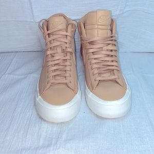 Hi guys, have a pair nike  for sale size 9 condition new !!!!